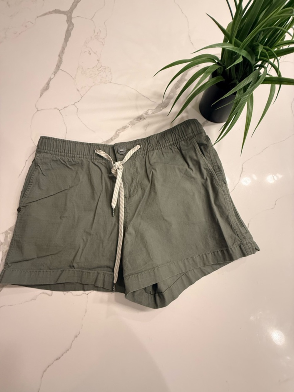 VUORI* Ripstop Green Drawstring Shorts* Women Sz M* Gorpcore Hiking Athletic